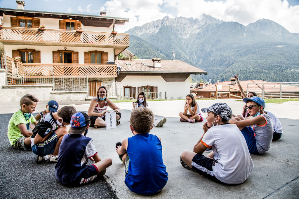 Laboratorio per la scelta delle parole intraducibili con i bambini e le bambine di Monno, tenuto da Stefano Boccalini insieme alle operatrici della Cooperativa Sociale il Cardo di Edolo, Monno 2020. Photo ©Emanuel Montini