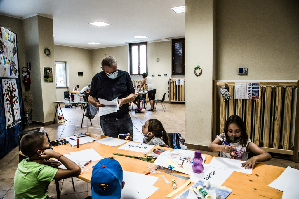 Laboratorio per la scelta delle parole intraducibili con i bambini e le bambine di Monno, tenuto da Stefano Boccalini insieme alle operatrici della Cooperativa Sociale il Cardo di Edolo, Monno 2020. Photo ©Emanuel Montini