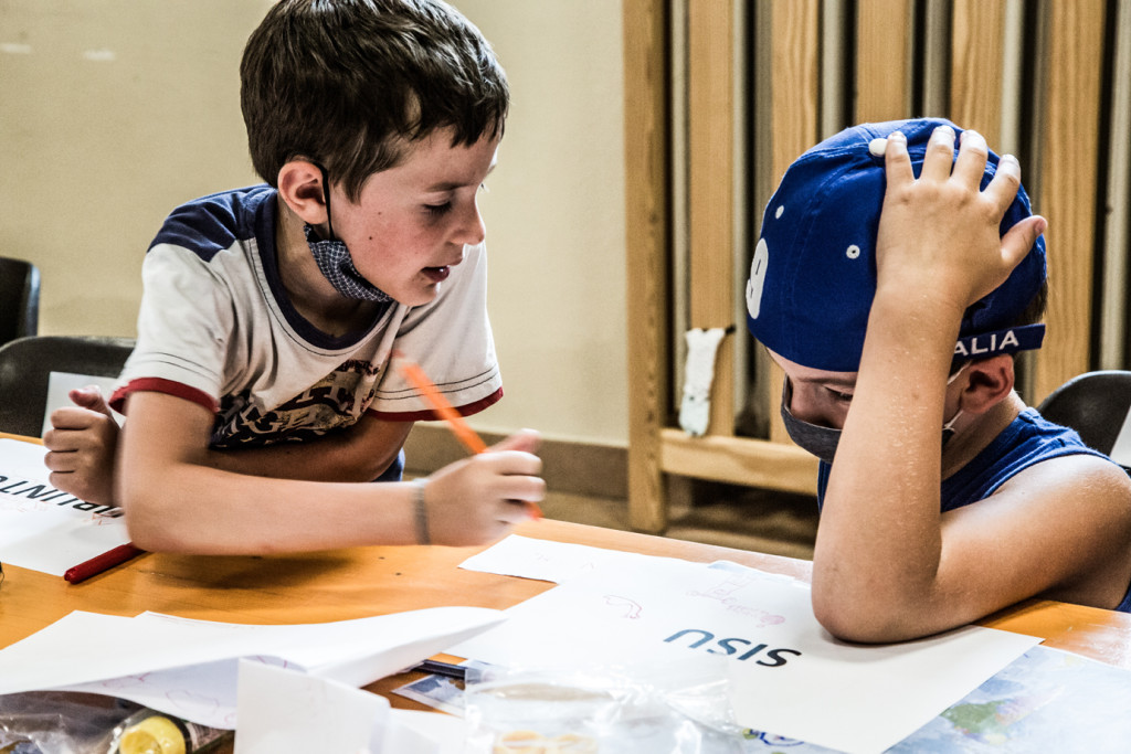 Laboratorio per la scelta delle parole intraducibili con i bambini e le bambine di Monno, tenuto da Stefano Boccalini insieme alle operatrici della Cooperativa Sociale il Cardo di Edolo, Monno 2020. Photo ©Emanuel Montini