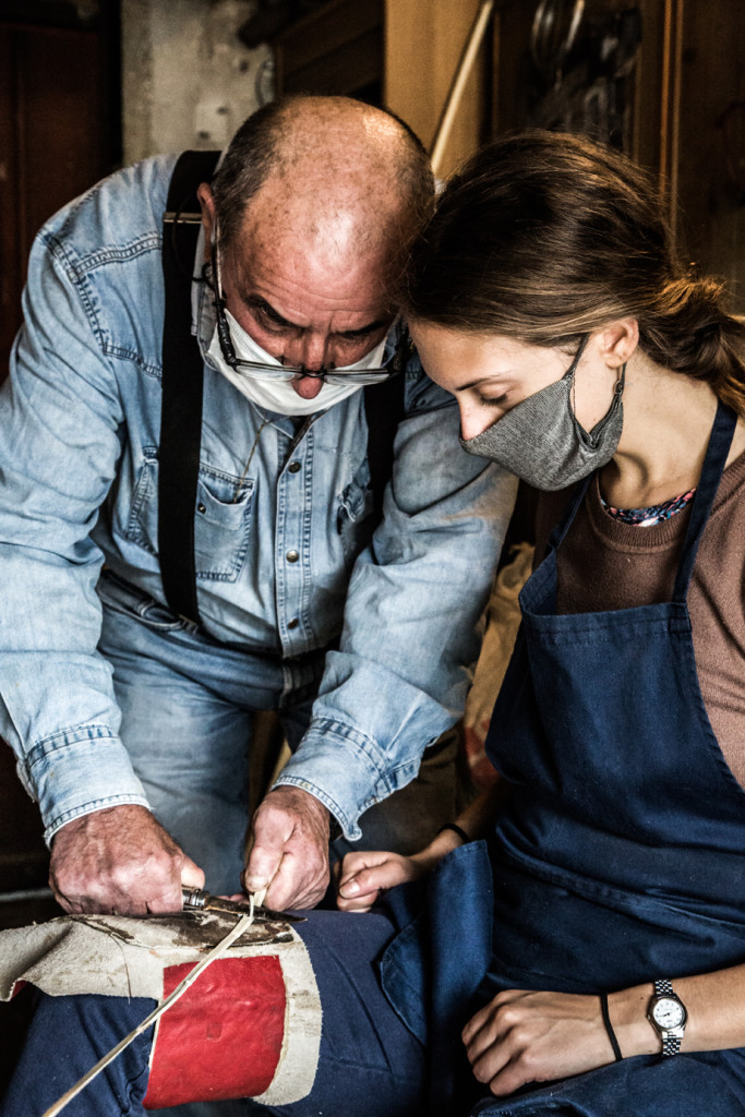 Laboratorio per la lavorazione del legno intrecciato dove è stato realizzato OHANA dall’artigiano Alessandro Sandrini insieme a due giovani apprendisti selezionati con un bando promosso dalla Comunità Montana di Valle Camonica, Temù 2020. Photo ©Emanuel Montini