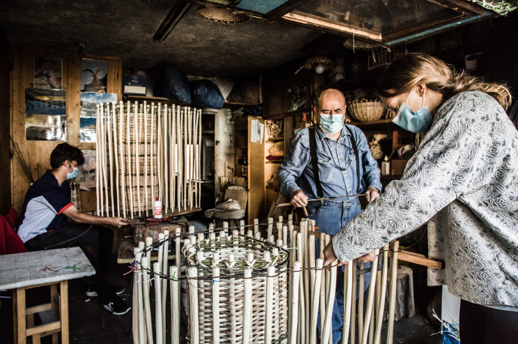 Laboratorio per la lavorazione del legno intrecciato dove è stato realizzato OHANA dall’artigiano Alessandro Sandrini insieme a due giovani apprendisti selezionati con un bando promosso dalla Comunità Montana di Valle Camonica, Temù 2020. Photo ©Emanuel Montini