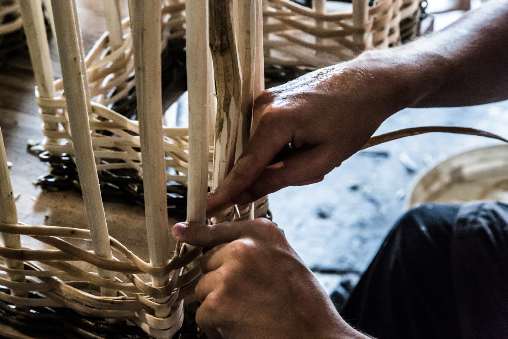 Laboratorio per la lavorazione del legno intrecciato dove è stato realizzato OHANA dall’artigiano Alessandro Sandrini insieme a due giovani apprendisti selezionati con un bando promosso dalla Comunità Montana di Valle Camonica, Temù 2020. Photo ©Emanuel Montini