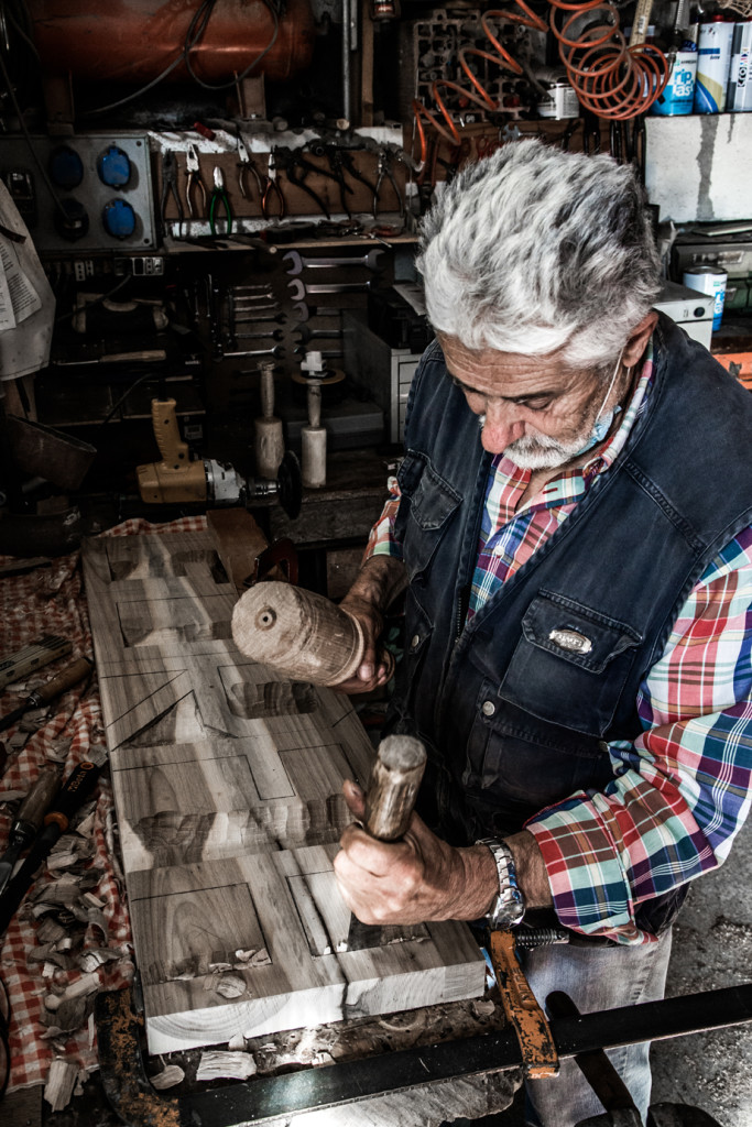 Laboratorio per l’intaglio del legno dove sono stati realizzati GURFA e UBUNTU dall’artigiano Amerino Minelli insieme a due giovani apprendisti selezionati con un bando promosso dalla Comunità Montana di Valle Camonica, Monno 2020. Photo ©Emanuel Montini