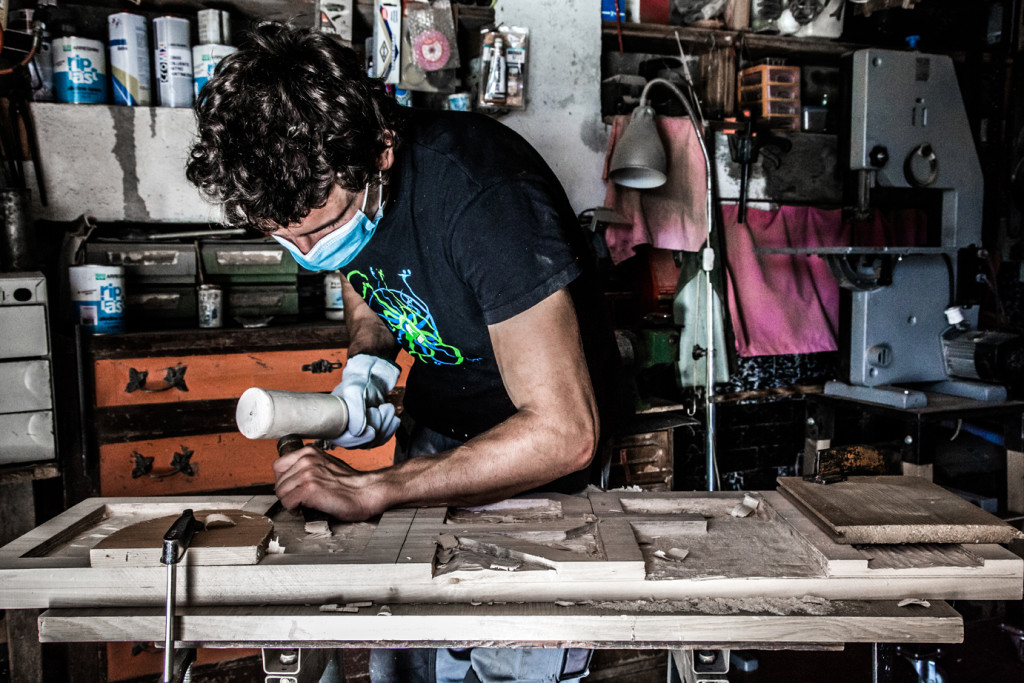 Laboratorio per l’intaglio del legno dove sono stati realizzati GURFA e UBUNTU dall’artigiano Amerino Minelli insieme a due giovani apprendisti selezionati con un bando promosso dalla Comunità Montana di Valle Camonica, Monno 2020. Photo ©Emanuel Montini