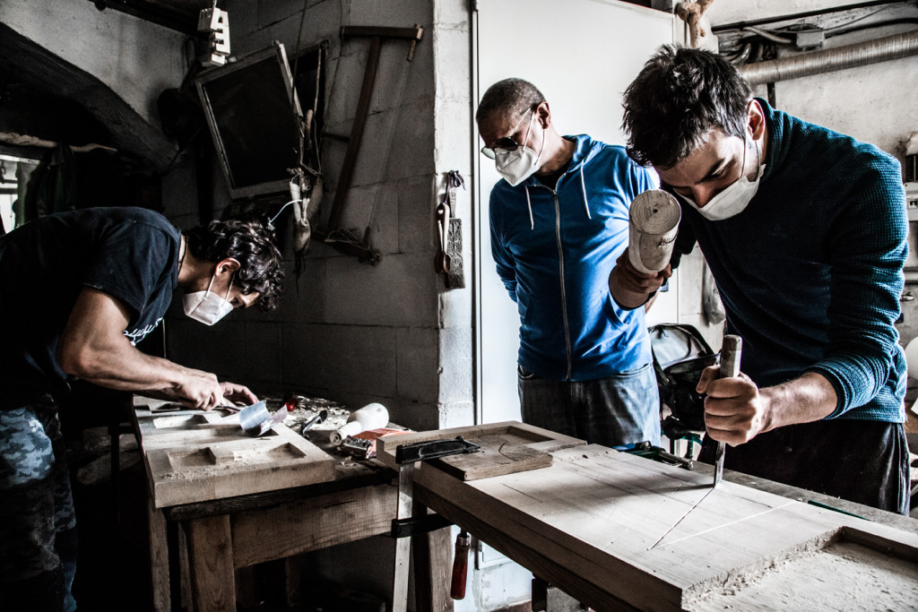 Laboratorio per l’intaglio del legno dove sono stati realizzati GURFA e UBUNTU dall’artigiano Amerino Minelli insieme a due giovani apprendisti selezionati con un bando promosso dalla Comunità Montana di Valle Camonica, Monno 2020. Photo ©Emanuel Montini