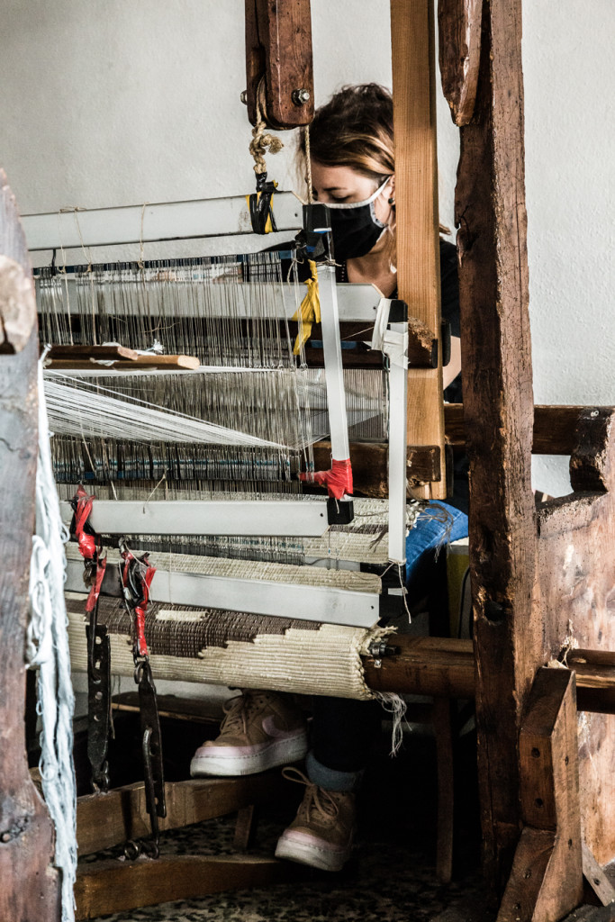 Laboratorio per la tessitura dei pezzotti (tappeti) dove sono stati realizzati BALIKWAS, ORENDA e SISU dall’artigiana Gina Melotti insieme a due giovani apprendisti selezionati con un bando promosso dalla Comunità Montana di Valle Camonica, Monno 2020. Photo ©Emanuel Montini