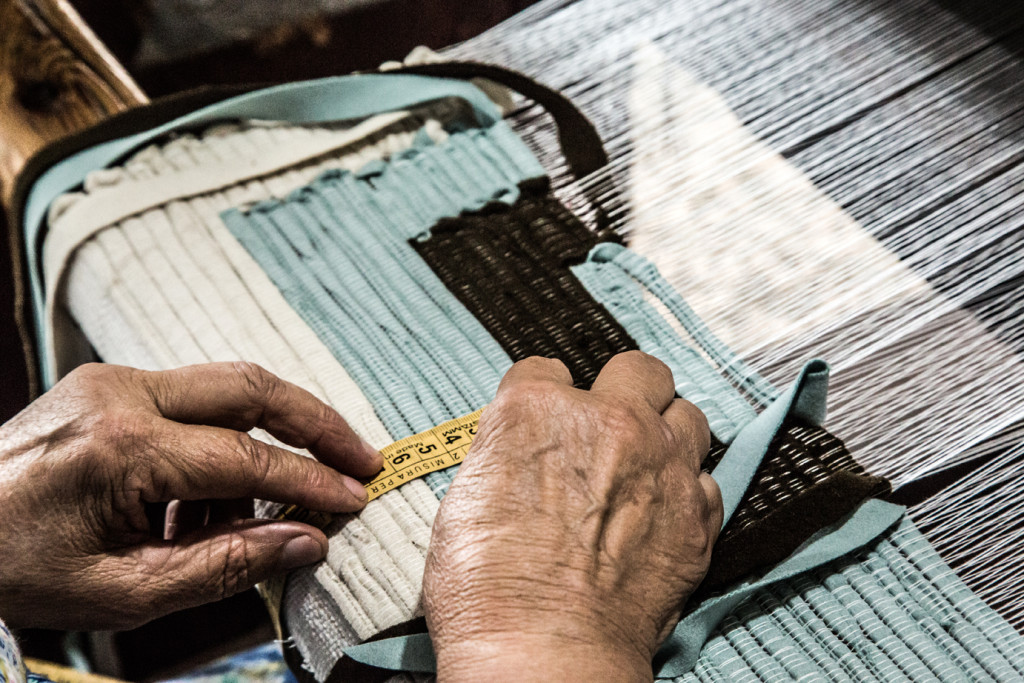 Laboratorio per la tessitura dei pezzotti (tappeti) dove sono stati realizzati BALIKWAS, ORENDA e SISU dall’artigiana Gina Melotti insieme a due giovani apprendisti selezionati con un bando promosso dalla Comunità Montana di Valle Camonica, Monno 2020.  Photo ©Emanuel Montini