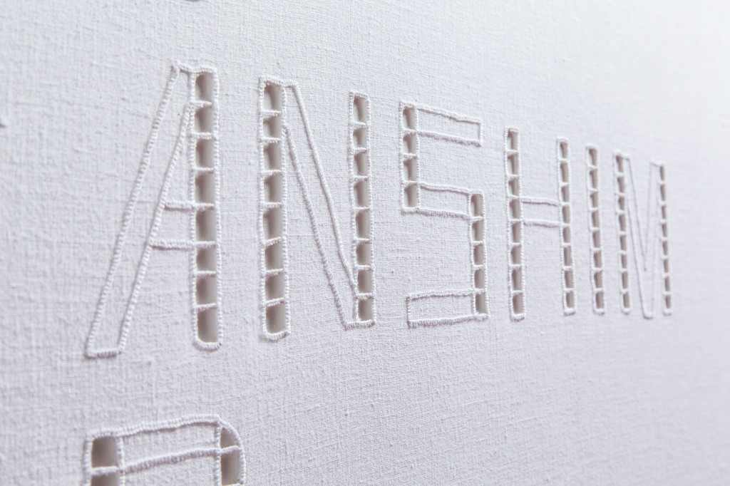 Autore: Stefano Boccalini Anno: 2020 Titolo: La ragione nelle mani - Dadirri, Anshim, Friluftsliv Tecnica: lino, punto e intaglio (ricamo) Misure: 100 x 140 x 5 cm Photo ©Emanuel Montini